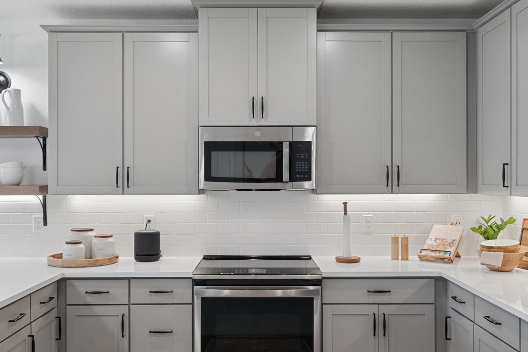 Activo con contrato: $349,995 (4 camas, 2 baños, 1609 Pies cuadrados)