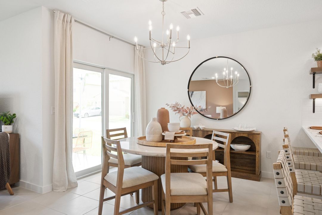 Activo con contrato: $349,995 (4 camas, 2 baños, 1609 Pies cuadrados)