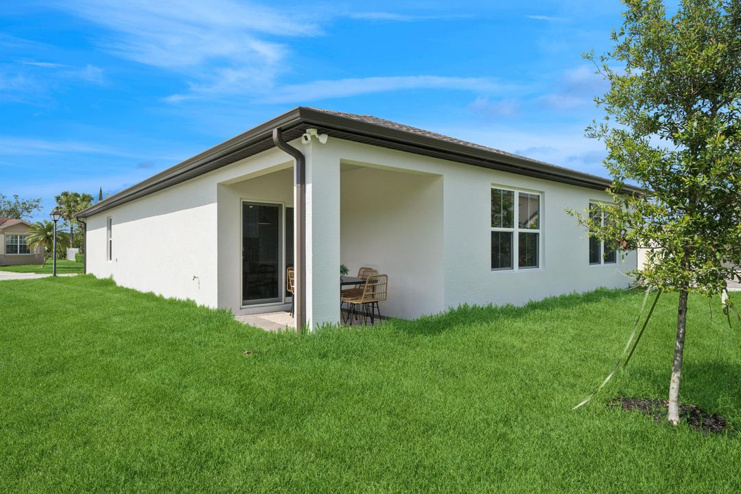 Activo con contrato: $349,995 (4 camas, 2 baños, 1609 Pies cuadrados)