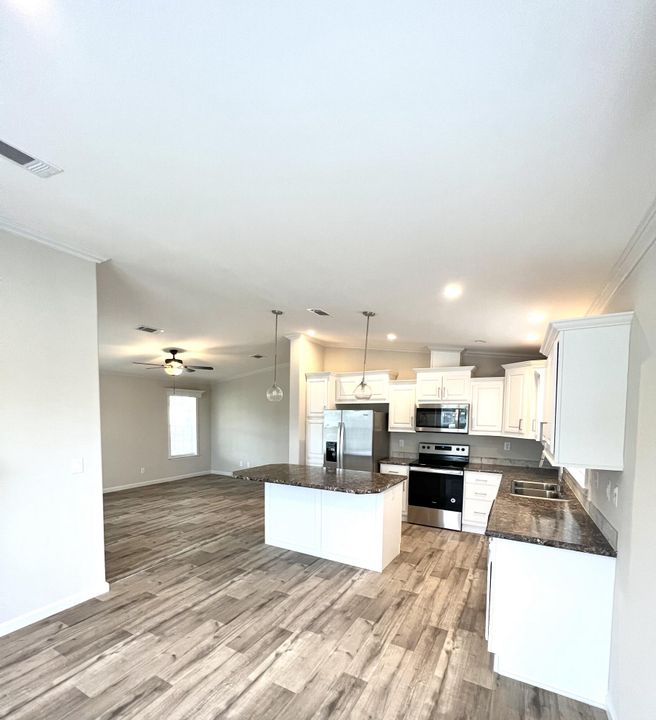 Activo con contrato: $1,950 (3 camas, 2 baños, 1372 Pies cuadrados)