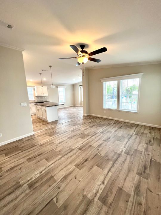 Activo con contrato: $1,950 (3 camas, 2 baños, 1372 Pies cuadrados)