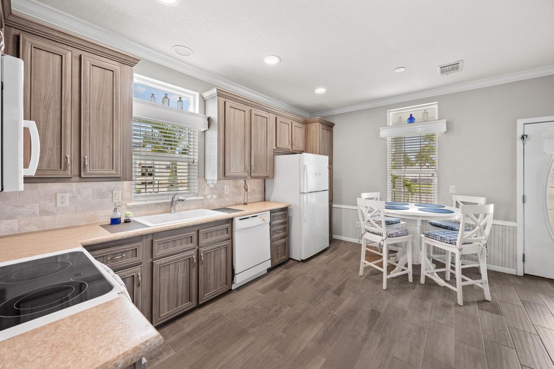 待售: $245,000 (2 贝兹, 2 浴室, 1105 平方英尺)