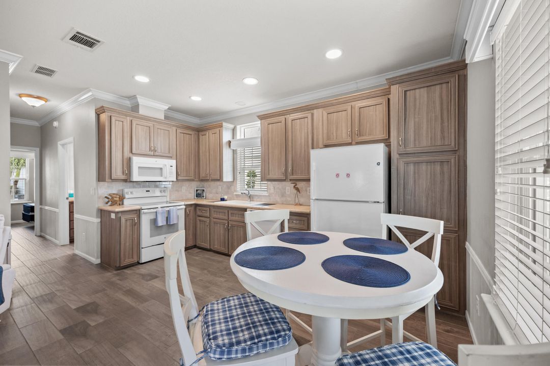 待售: $245,000 (2 贝兹, 2 浴室, 1105 平方英尺)