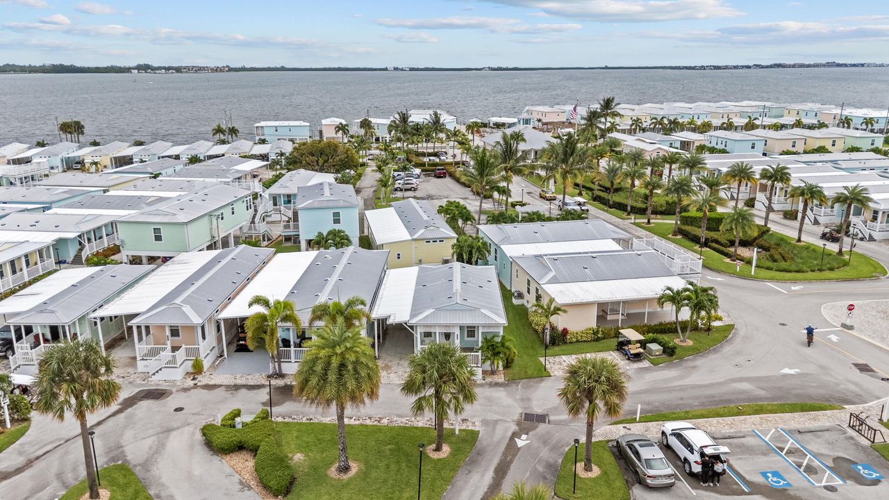 待售: $245,000 (2 贝兹, 2 浴室, 1105 平方英尺)