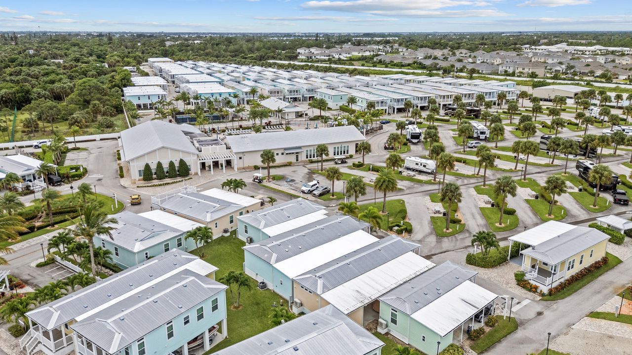 待售: $245,000 (2 贝兹, 2 浴室, 1105 平方英尺)