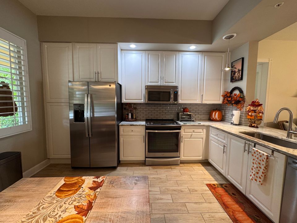 合同活跃: $430,000 (2 贝兹, 2 浴室, 1989 平方英尺)