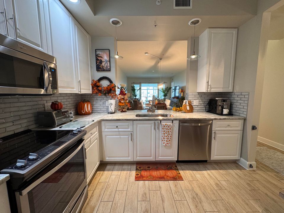 合同活跃: $430,000 (2 贝兹, 2 浴室, 1989 平方英尺)