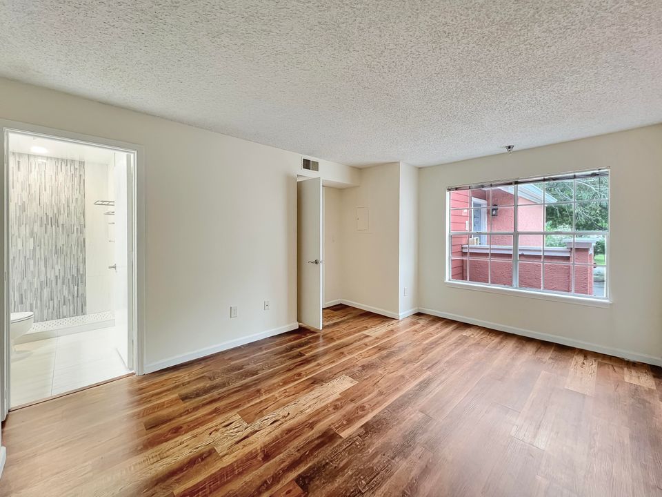 Active With Contract: $282,500 (2 beds, 2 baths, 978 Square Feet)