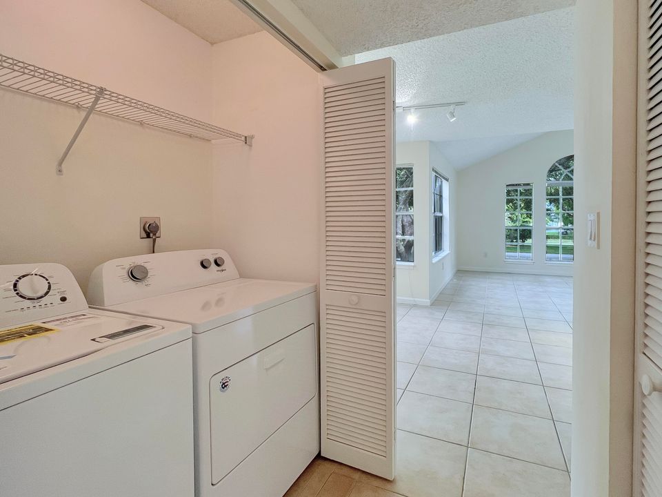 Active With Contract: $282,500 (2 beds, 2 baths, 978 Square Feet)