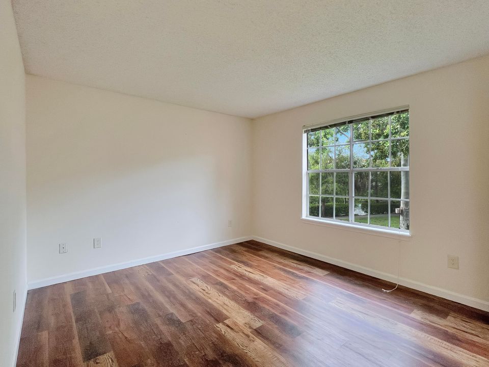 Active With Contract: $282,500 (2 beds, 2 baths, 978 Square Feet)