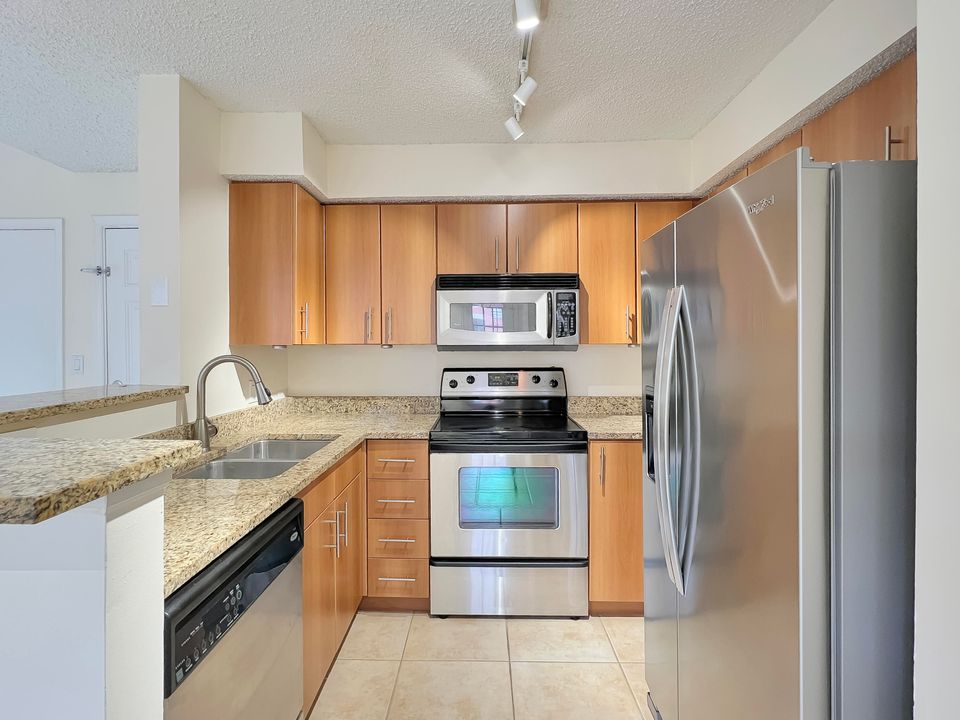 Active With Contract: $282,500 (2 beds, 2 baths, 978 Square Feet)