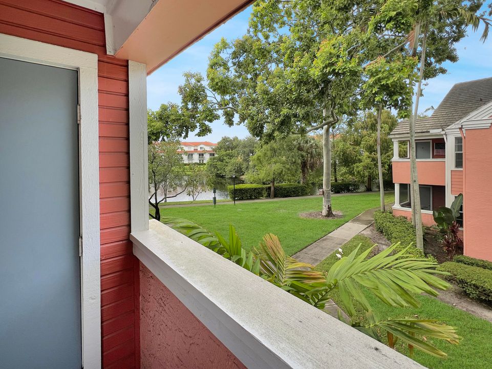 Active With Contract: $282,500 (2 beds, 2 baths, 978 Square Feet)