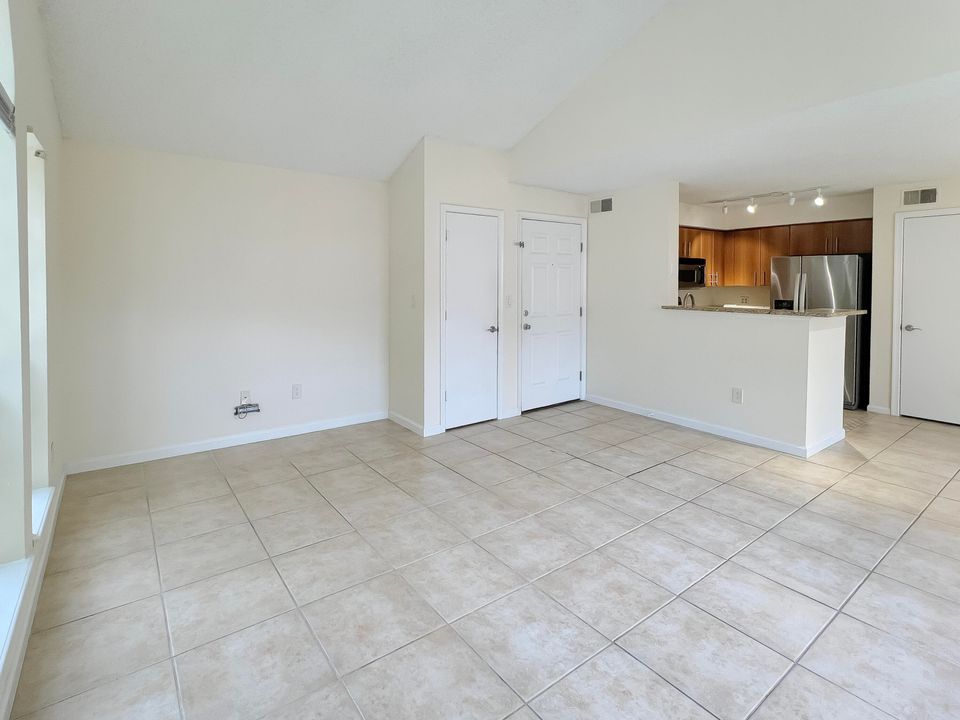 Active With Contract: $282,500 (2 beds, 2 baths, 978 Square Feet)