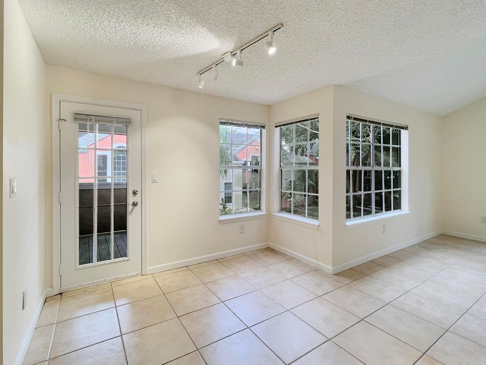 Active With Contract: $282,500 (2 beds, 2 baths, 978 Square Feet)