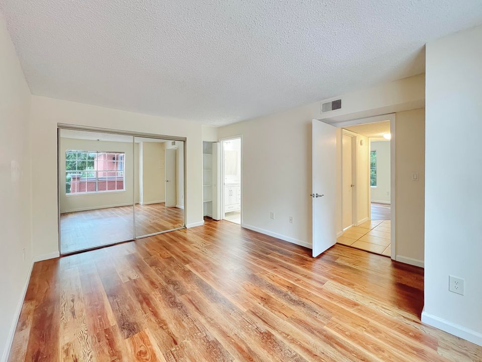 Active With Contract: $282,500 (2 beds, 2 baths, 978 Square Feet)