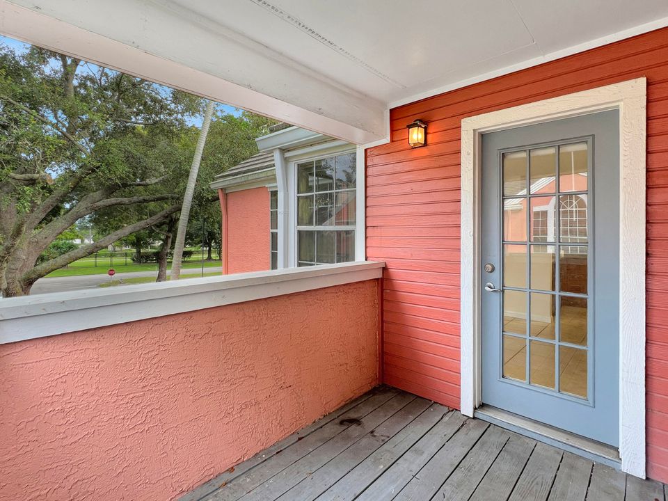 Active With Contract: $282,500 (2 beds, 2 baths, 978 Square Feet)