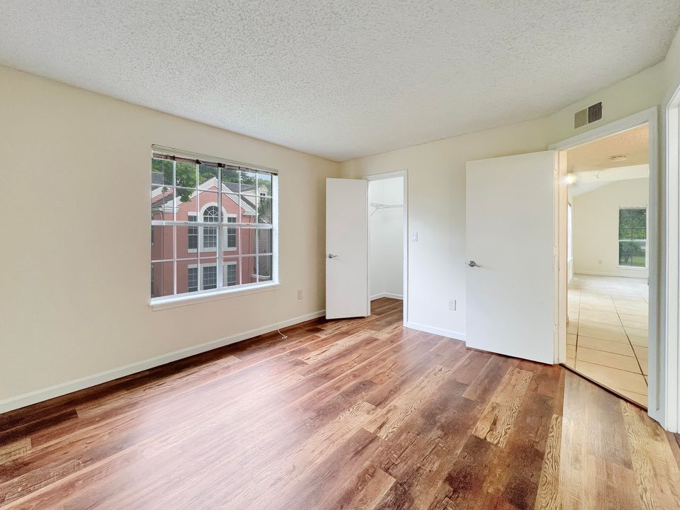 Active With Contract: $282,500 (2 beds, 2 baths, 978 Square Feet)