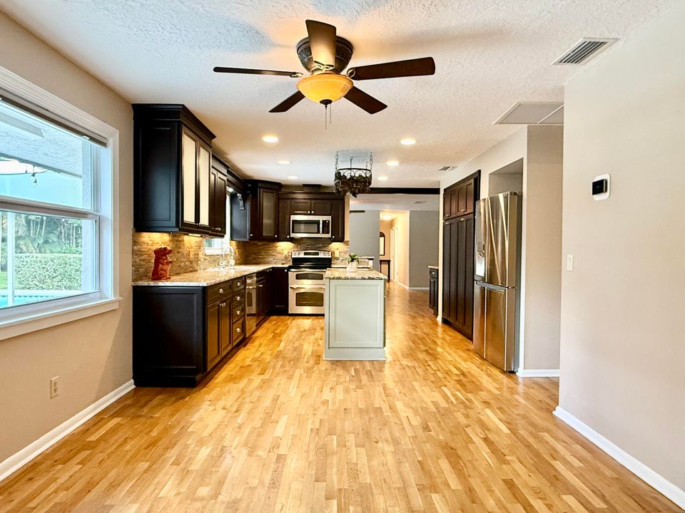 合同活跃: $950,000 (4 贝兹, 2 浴室, 2696 平方英尺)