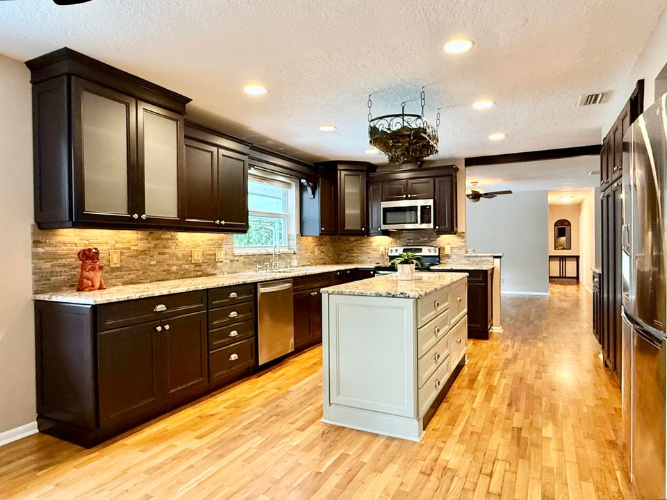 合同活跃: $950,000 (4 贝兹, 2 浴室, 2696 平方英尺)