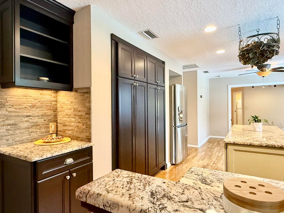 合同活跃: $950,000 (4 贝兹, 2 浴室, 2696 平方英尺)