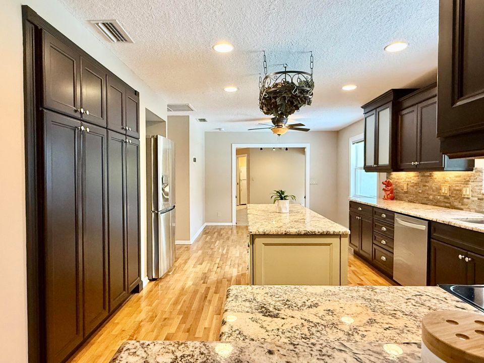 合同活跃: $950,000 (4 贝兹, 2 浴室, 2696 平方英尺)