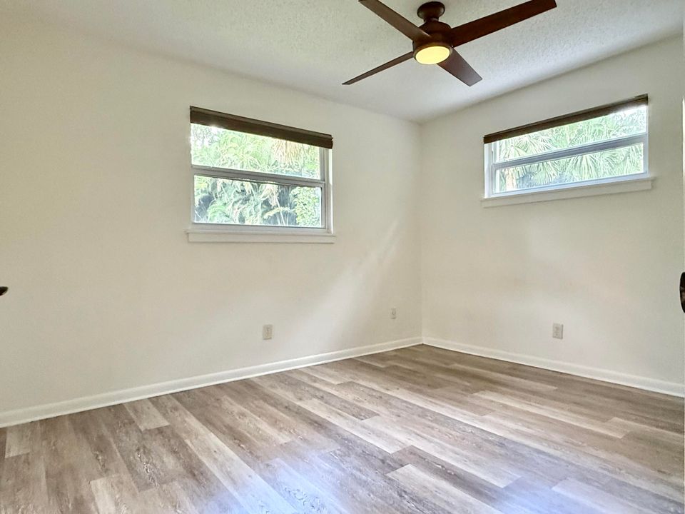 合同活跃: $950,000 (4 贝兹, 2 浴室, 2696 平方英尺)