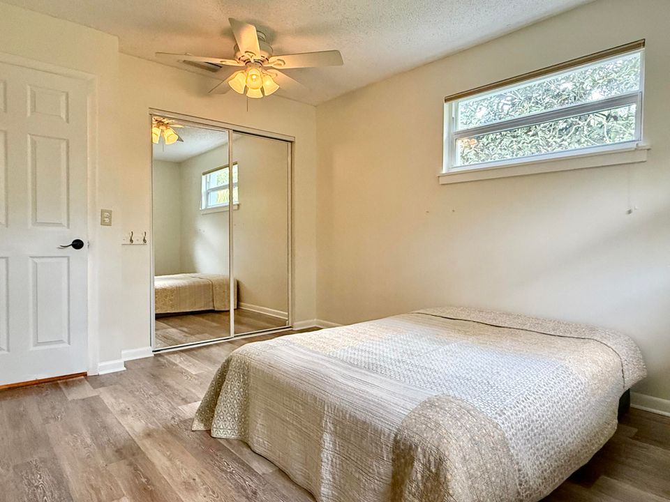 合同活跃: $950,000 (4 贝兹, 2 浴室, 2696 平方英尺)