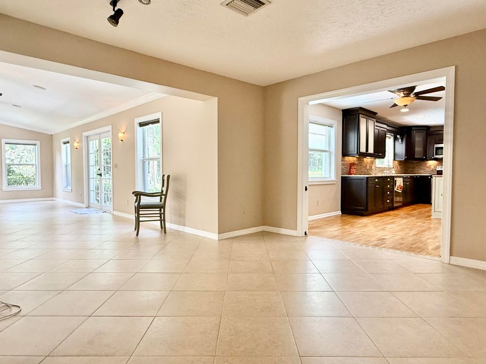 合同活跃: $950,000 (4 贝兹, 2 浴室, 2696 平方英尺)