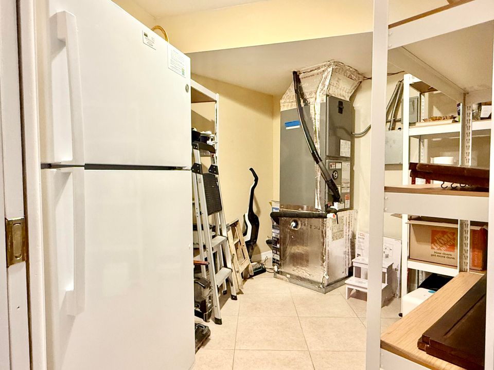 合同活跃: $950,000 (4 贝兹, 2 浴室, 2696 平方英尺)