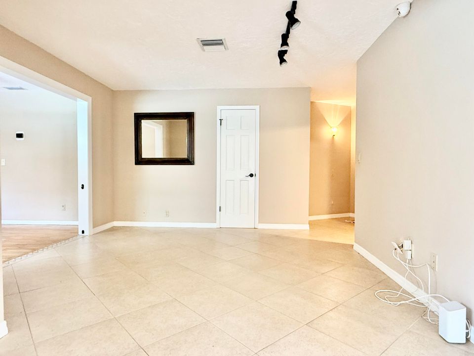 合同活跃: $950,000 (4 贝兹, 2 浴室, 2696 平方英尺)