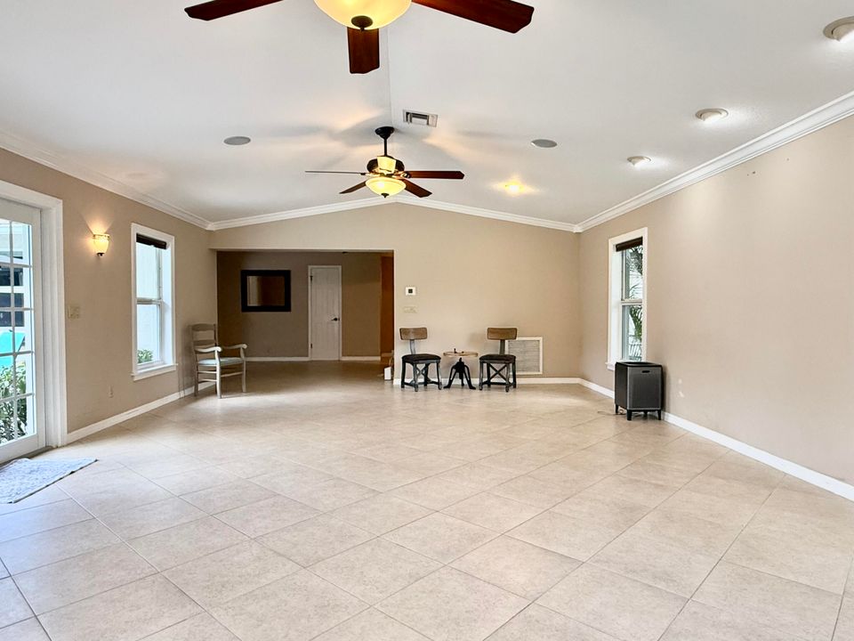 合同活跃: $950,000 (4 贝兹, 2 浴室, 2696 平方英尺)