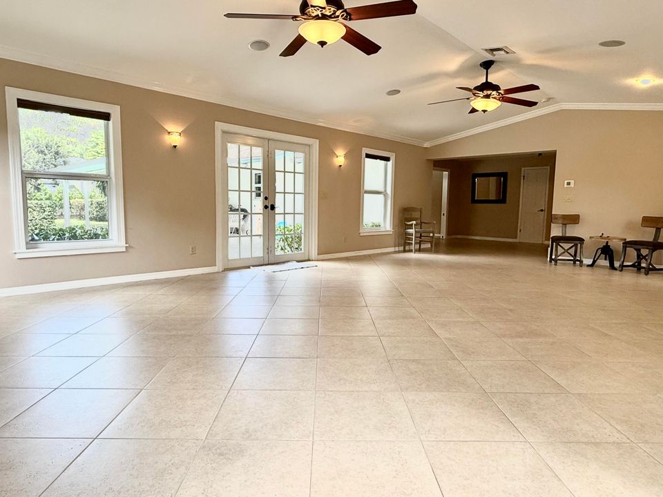 合同活跃: $950,000 (4 贝兹, 2 浴室, 2696 平方英尺)