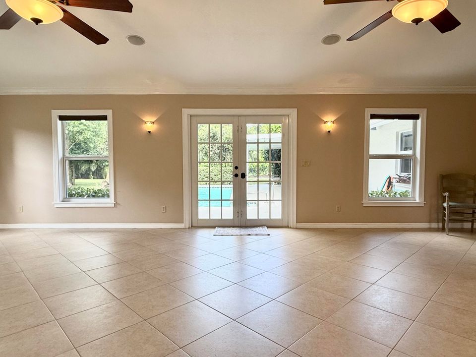 合同活跃: $950,000 (4 贝兹, 2 浴室, 2696 平方英尺)