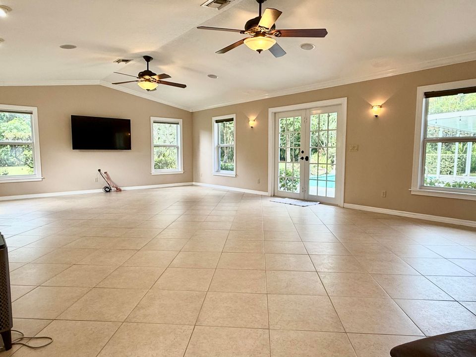 合同活跃: $950,000 (4 贝兹, 2 浴室, 2696 平方英尺)