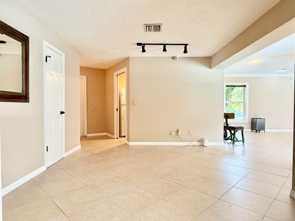 合同活跃: $950,000 (4 贝兹, 2 浴室, 2696 平方英尺)