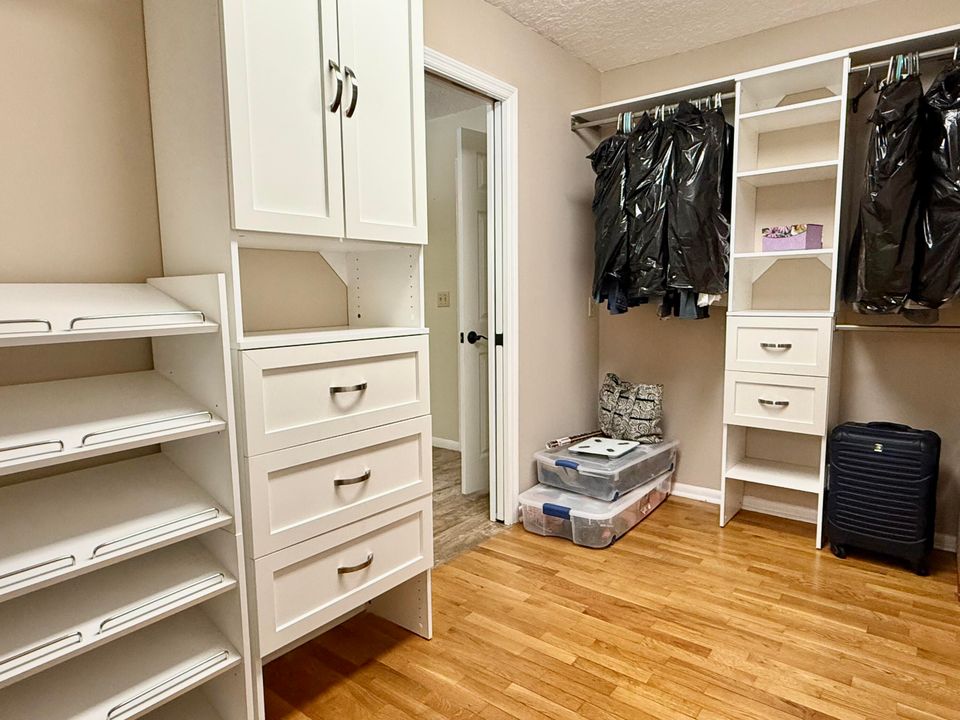 合同活跃: $950,000 (4 贝兹, 2 浴室, 2696 平方英尺)