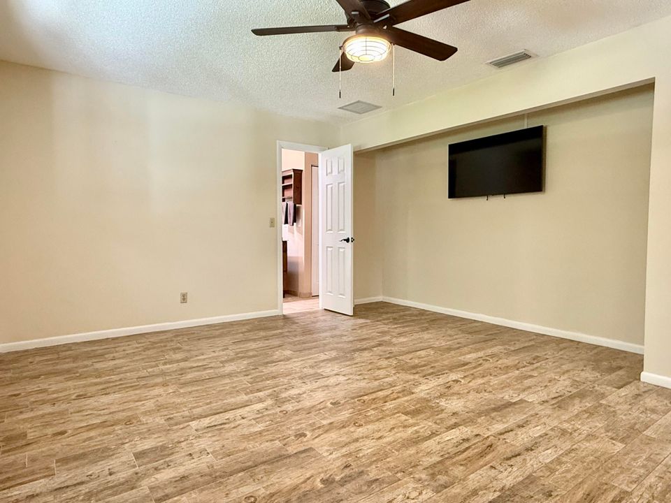 合同活跃: $950,000 (4 贝兹, 2 浴室, 2696 平方英尺)