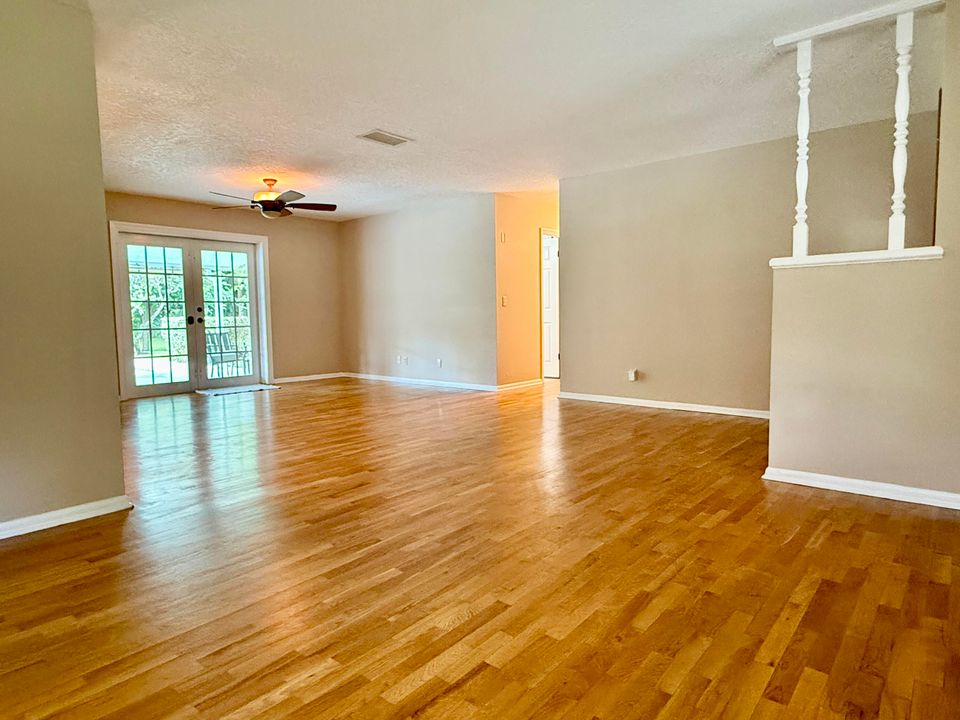 合同活跃: $950,000 (4 贝兹, 2 浴室, 2696 平方英尺)