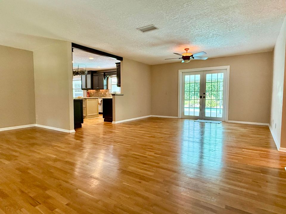 合同活跃: $950,000 (4 贝兹, 2 浴室, 2696 平方英尺)