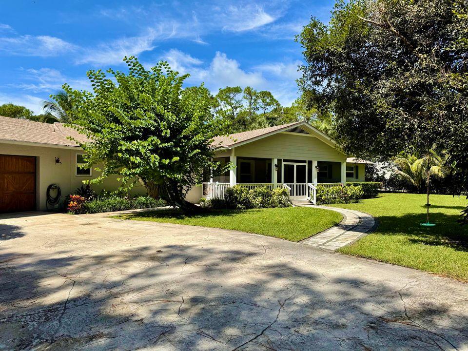 合同活跃: $950,000 (4 贝兹, 2 浴室, 2696 平方英尺)