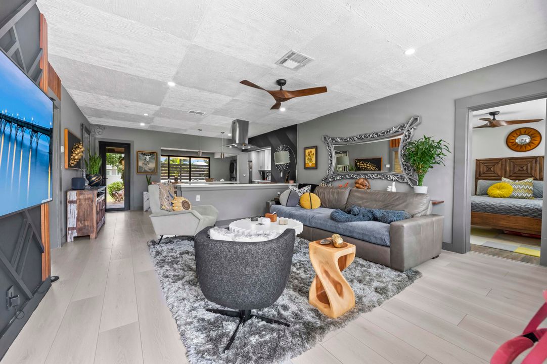 Под контрактом: $1,200,000 (3 спален, 2 ванн, 1307 Квадратных фут)