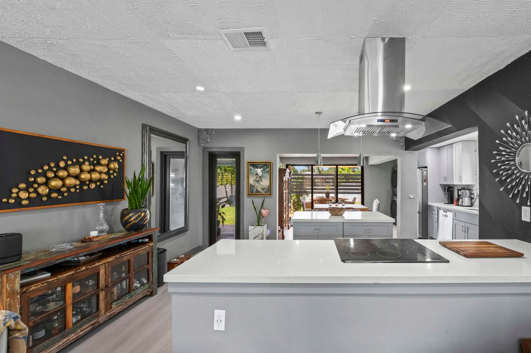 Под контрактом: $1,200,000 (3 спален, 2 ванн, 1307 Квадратных фут)