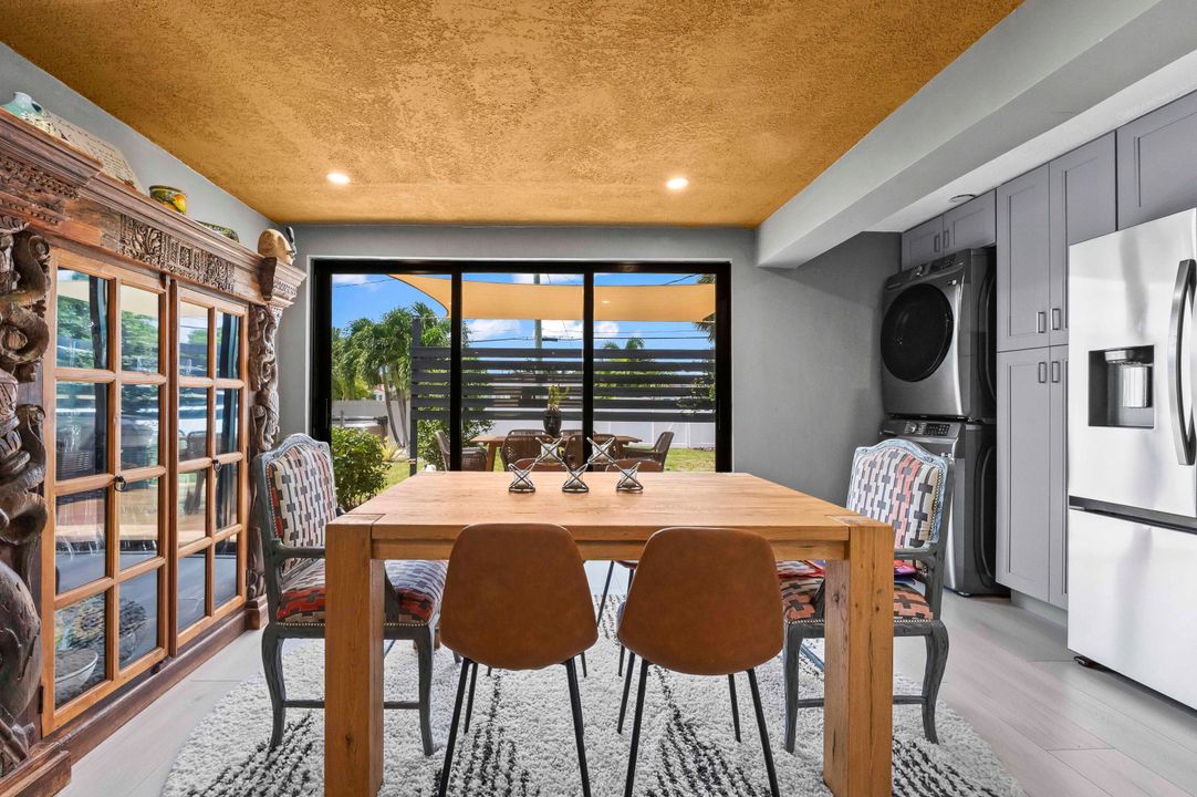 Под контрактом: $1,200,000 (3 спален, 2 ванн, 1307 Квадратных фут)