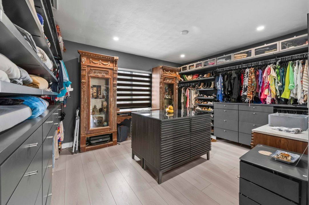 Под контрактом: $1,200,000 (3 спален, 2 ванн, 1307 Квадратных фут)