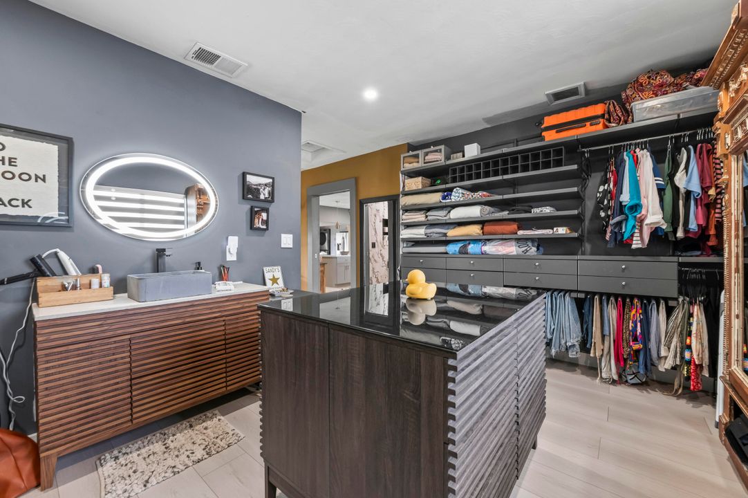 Под контрактом: $1,200,000 (3 спален, 2 ванн, 1307 Квадратных фут)