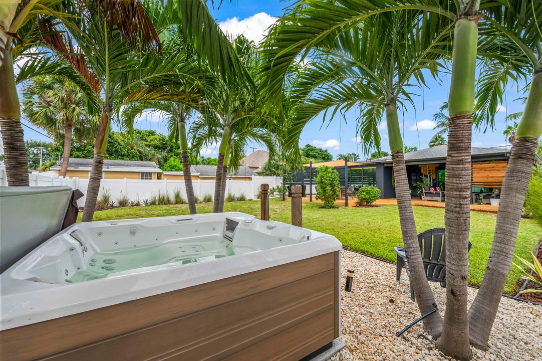 Под контрактом: $1,200,000 (3 спален, 2 ванн, 1307 Квадратных фут)