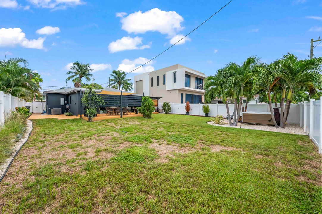 Под контрактом: $1,200,000 (3 спален, 2 ванн, 1307 Квадратных фут)