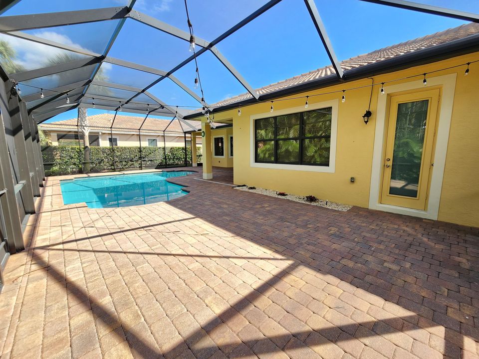 For Rent: $4,895 (4 beds, 3 baths, 2589 Square Feet)