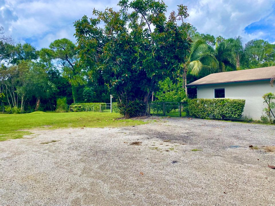 合同活跃: $950,000 (4 贝兹, 2 浴室, 2696 平方英尺)