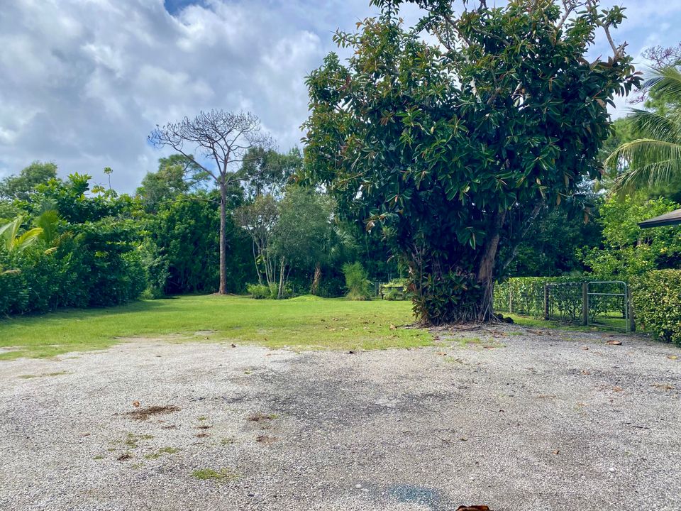 合同活跃: $950,000 (4 贝兹, 2 浴室, 2696 平方英尺)